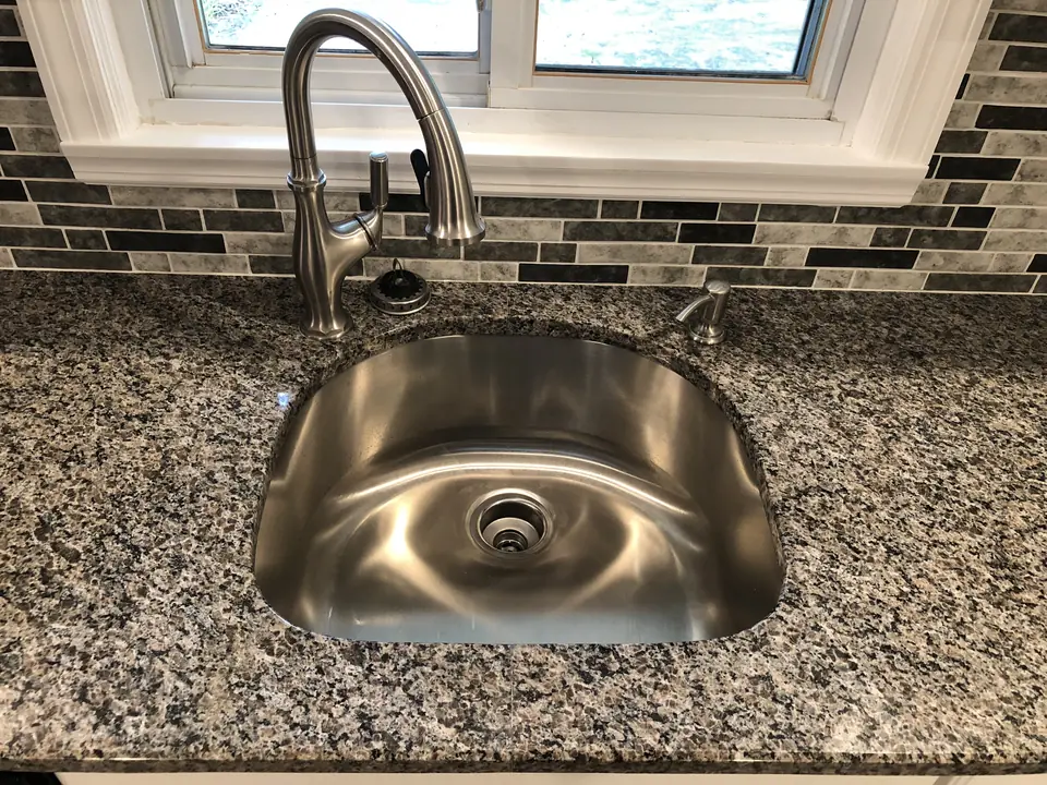 Rounded undermount sink