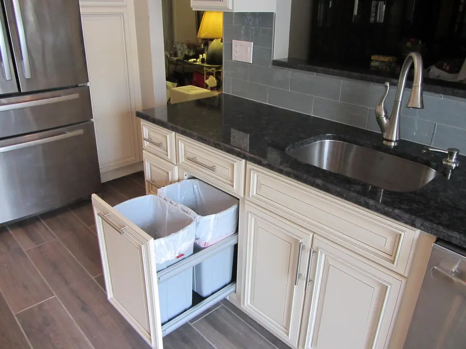 Pull-out trash & recycling